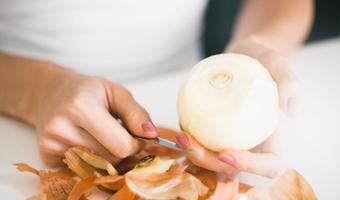 Gardez vos épluchures d'oignon : 5 idées insoupçonnées pour les utiliser !