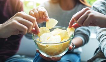 Ne jetez plus cet élément de vos boîtes à chaussures, il peut sauver vos sachets de chips entamés