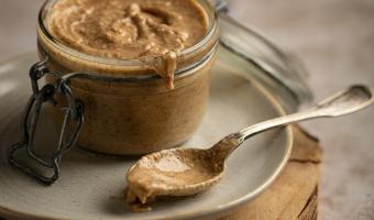 Vous n’allez pas croire ce qui peut remplacer la pâte de pistache dans vos recettes pour beaucoup moins cher !