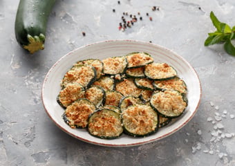L'accompagnement parfait pour vos grillades : ces rondelles de courgettes croustillantes au parmesan vont voler la vedette à la viande !