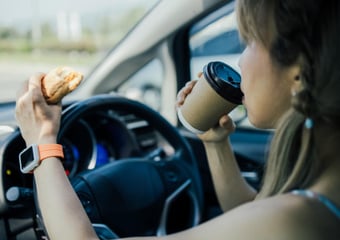 Est-ce que manger ou boire en conduisant est une infraction routière ?