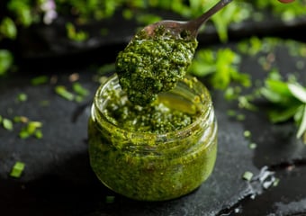 Ce geste que vous faites sûrement avec votre pot de pesto massacre totalement son goût