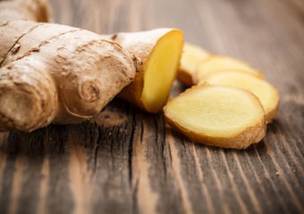 Immunité, détox : le shot de gingembre est-il un vrai remède miracle ou seulement du marketing ?