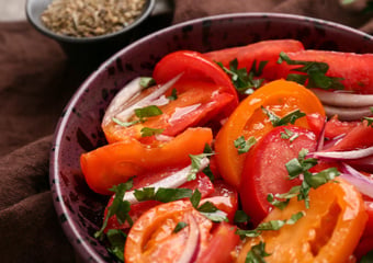 Oubliez la vinaigrette classique : l’ingrédient secret de Cyril Lignac pour rendre la salade de tomates addictive