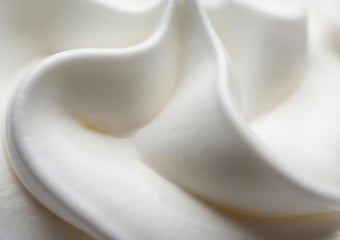 Ne confondez plus la chantilly et la crème fouettée : c'est ce détail qui change tout !