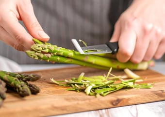 Anti-gaspi : que faire avec les épluchures d'asperges ?