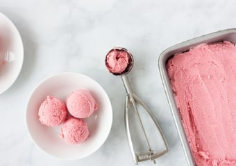 Il suffit de 3 ingrédients pour préparer cette incroyable glace maison ultra saine