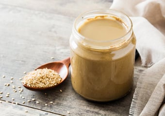 Ni beurre, ni crème : voici l’ingrédient miracle pour des purées ultra-crémeuses, des marinades parfaites et des desserts bluffants