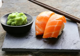 Dans 95% des cas, ce n’est pas du vrai wasabi : mais que mange-t-on vraiment avec nos sushis ?