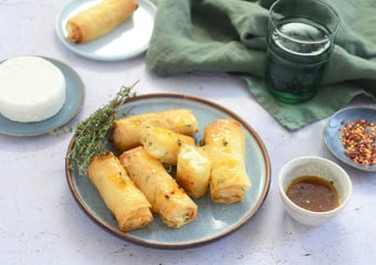 Pâte filo et feta : le secret pour obtenir des bâtonnets ultra-croustillants pour l'apéro