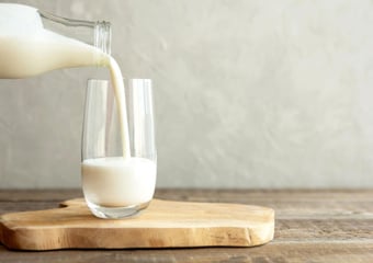 Lait qui tourne : peut-on l'utiliser et comment le recycler ?