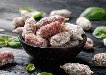 Attention à l'apéro : Carrefour et Cora rappellent en urgence des mini saucissons contaminés