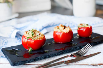 Oubliez le riz et testez cet ingrédient inattendu pour garnir vos tomates farcies