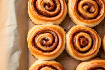 Cette recette express vous permet de réaliser des cinnamon rolls en 5 minutes avec de la pâte à pizza et de la pâte feuilletée