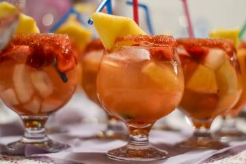 Sangria au gin et au champagne pour l'apéritif