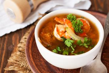 Soupe acidulée aux crevettes