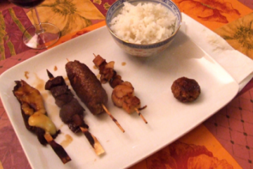 Repas japonais : soupe miso, crudités, brochettes et riz blanc, fruits exotiques - lafermY