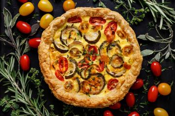 Quiche à la courgette, aux tomates et oignon