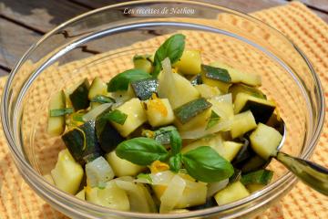 Salade de courgettes au basilic, sauce au citron et à l'orange