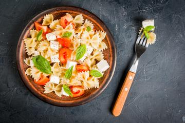 Salade de farfalles aux tomates crues