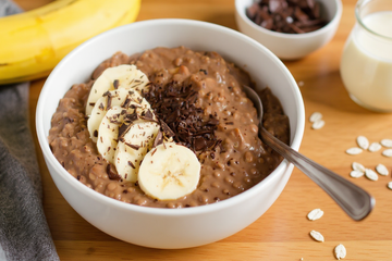 Porridge au chocolat et à la banane