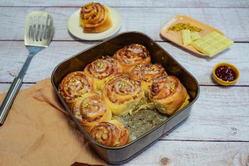 Brioches façon rolls à la confiture de framboises et éclats de pistaches