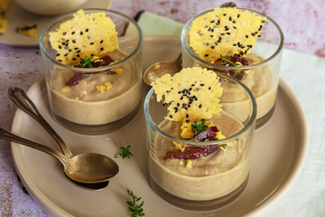 Verrines de velouté de champignons, oignons caramélisés et tuiles au parmesan