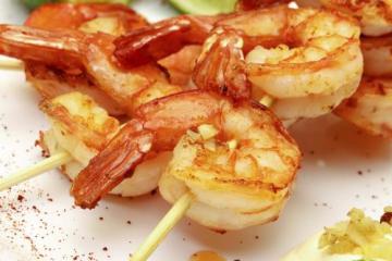 Brochettes de crevettes marinées au barbecue