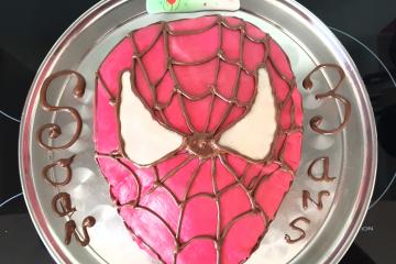 4 bougies sur un gâteau Spiderman