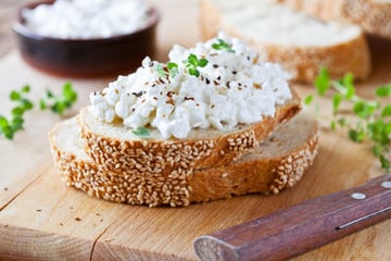 Cottage cheese bien onctueux : voici notre recette maison et économique !