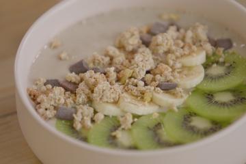 Smoothie bowl, banane kiwi et Muesli au chocolat