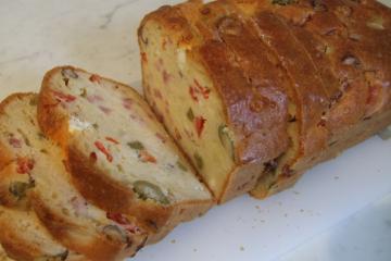 Cake aux olives, tomates séchées et bacon