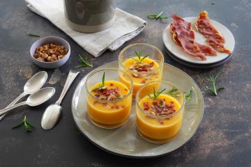 Verrines de velouté de butternut au jambon croustillant