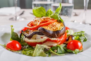 Aubergine en millefeuille à la mozzarella aux tomates et à l'origan