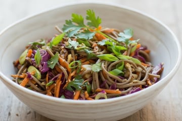 Wok de nouilles soba aux légumes