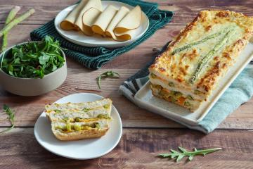 Croque cake printanier aux tranches végé pois chiches, carottes et asperges