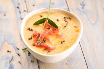 Soupe de melon au basilic et jambon sec