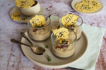 Verrines de velouté de champignons, oignons caramélisés et tuiles au parmesan