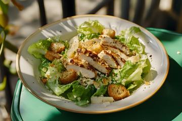 Salade César aux aiguillettes de poulet grillé