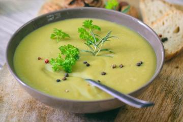 Velouté de pois cassés au lardons fumés