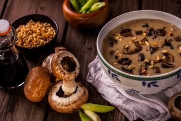 Velouté de cèpes aux noisettes, chips de speck