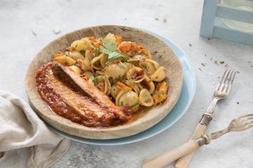 Maquereaux Arrabbiata, salade d’orecchiette tomate séchée et carottes rôties