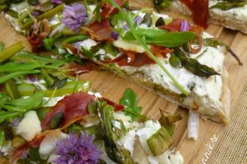 Pizza printanière aux asperges vertes et chèvre frais