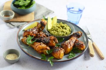 Pilons de poulet caramélisés et crème d'avocat