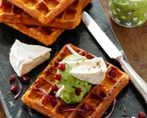 Gaufres de patate douce au chèvre-boîte et à l’écrasé d’avocat