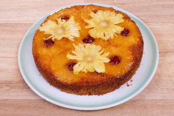 Gâteau renversé ananas-coco avec fleurs d’ananas