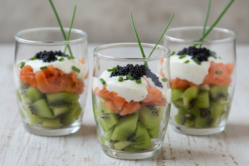 Verrines kiwis et saumon fumé, fromage frais à la ciboulette