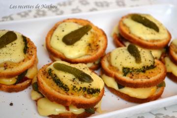 Petits croques à la raclette et moutarde à l'ancienne