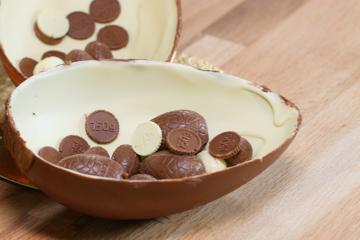 Cylindre avec Oeuf de Pâques au Chocolat Noir et avec Surprise by