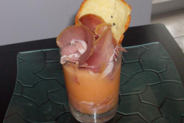 Mousse de melon, jambon cru et tuile de gruyére